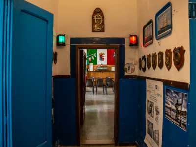 Continuiamo a perlustrare l�ambiente e notiamo che ai lati di una porticina vi sono i cosiddetti fanali di navigazione